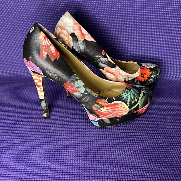 LOVIN’ CHINESE LAUNDRY FLORAL - Picture 3 of 5